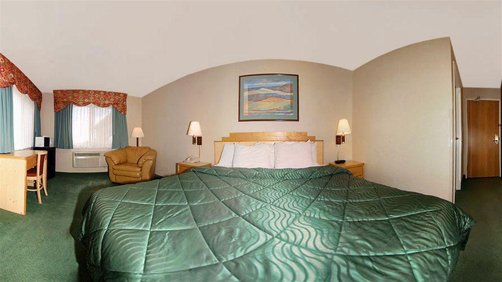 Quality Inn & Suites West Pueblo Bagian luar foto