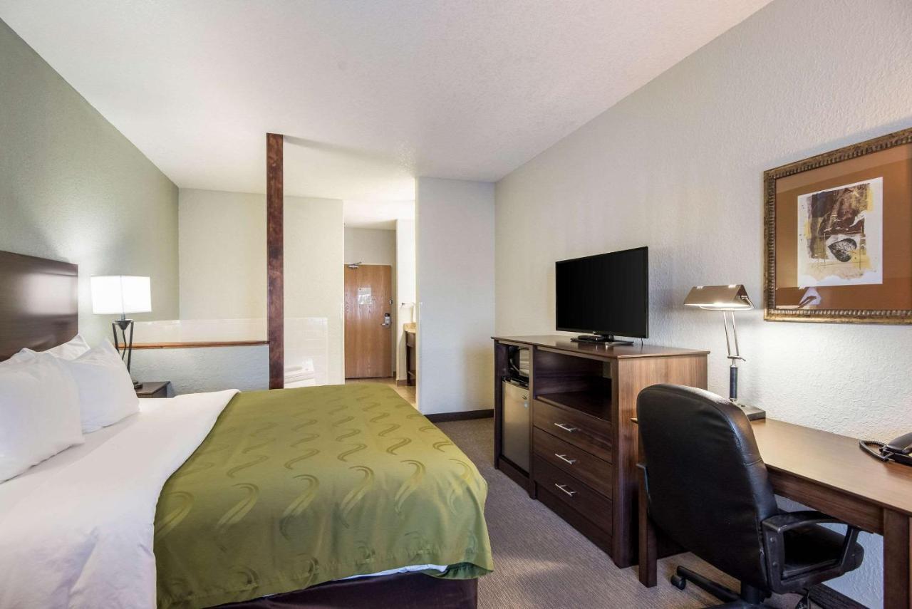 Quality Inn & Suites West Pueblo Bagian luar foto